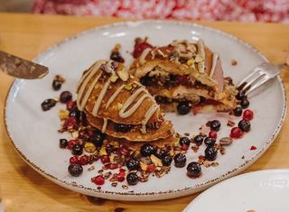 Tortitas De Crema De Pistacho, Frutos Rojos Y Sirope De Agave