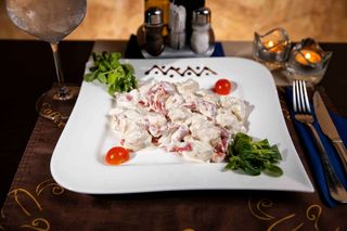 Pui cu sos de smantana, ciuperci si cartofi natur