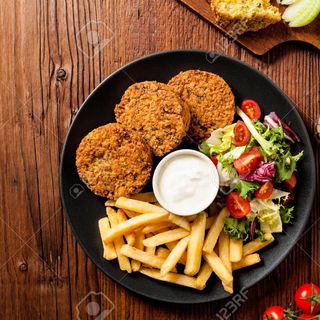 Felafel con patate e insalata