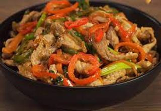 86. Свинско със зелени чушки (800г)