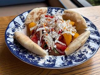 Салат з томатів та бринзою (320г)