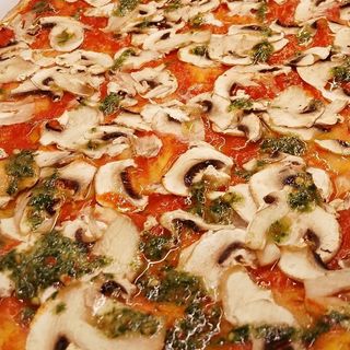 Pizza tonda rossa con funghi