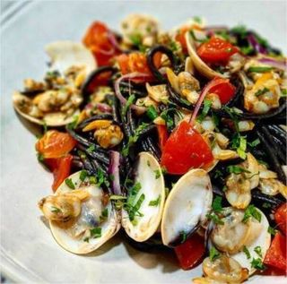 25. Linguine Nere alle Vongole e Cozze