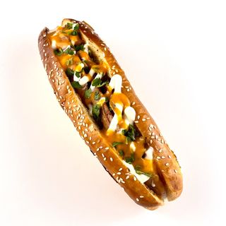 Хот дог с шопска наденичка с праз (420г)