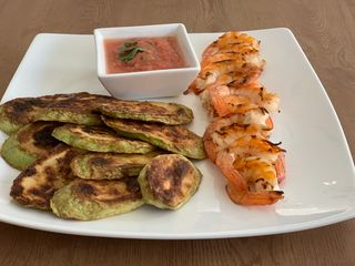 Creveți la grătar cu zucchini prăjiți și sarmuzac