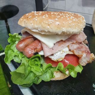 Hambúrguer , batata e bebida.