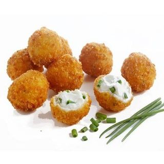 Хрусткі сирні кульки "4-сира" з брусничним соусом