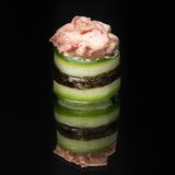 Sumo cu castraveți și somon– 80 grame – 1 bucată