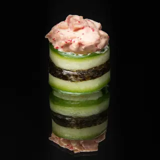 Sumo cu castraveți și somon– 80 grame – 1 bucată