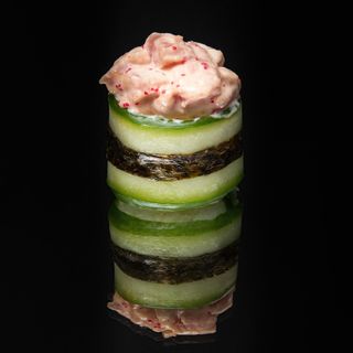 Sumo cu castraveți și somon– 80 grame – 1 bucată