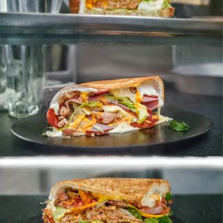 Палачинка с домати и маслини, фета сирене, луканков салам и медена горчица