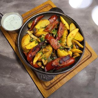 Пательня з баварськими ковбасками (240/50г)