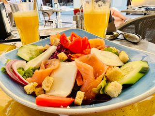 Salada César de Salmão Fumado