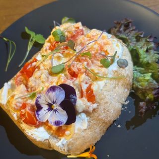 Tostada de queso feta y tomate cherry (2 Uds.)