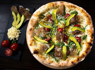 Պռոշուտոյով և ավոկադոյով պիցցա