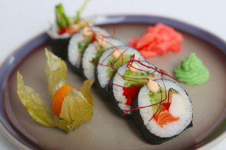 Futomaki z łososiem i krabem 6szt