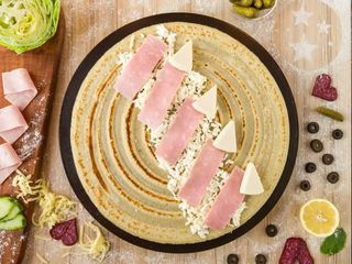 Палачинка Шунка, сирене, топено сирене и домати (260г)