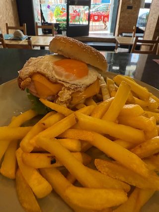 Hambúrger a Moda do Chef Com Fritas