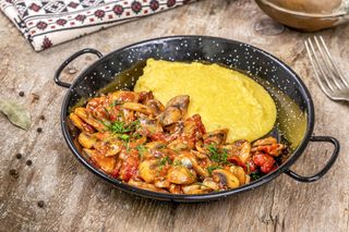 Tocăniță de ciuperci cu mămăliguță