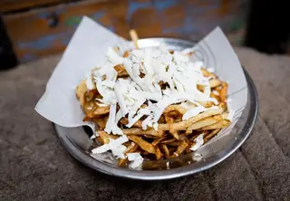 Домашни пържени картофки със сирене