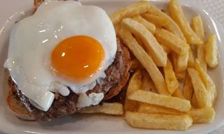 Hambúrguer "Burga" alentejana com ovo estrelado