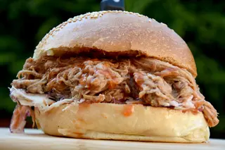 Pulled pork burger + krumpirići