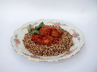 Chiftele în sos de roșii cu hrișcă