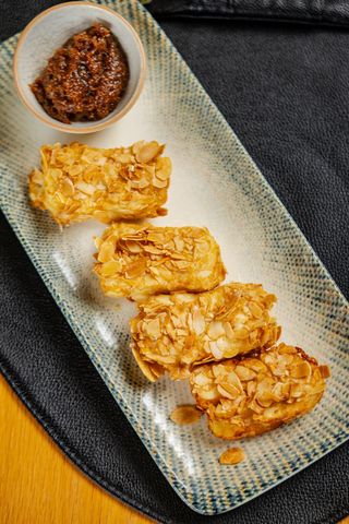 Halloumi cu Migdale si dulceata de Smochine