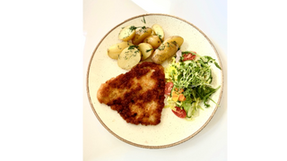 Tradycyjny kotlet schabowy z ziemniaczkami