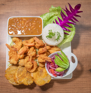 Plato De Camarón Reventado Con Menestra