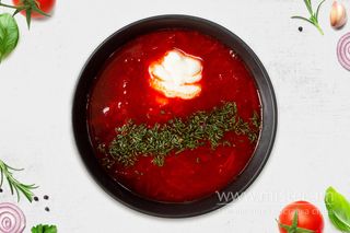 Борщ з салом та сметаною