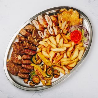 Mesna plata za 2 osobe, prilog pekarski krumpir, kečap 