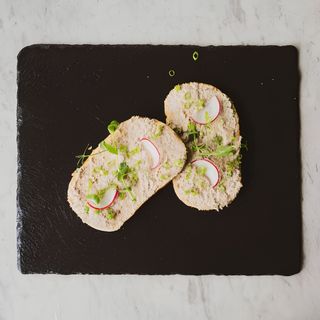 Bruschete cu ton și icre de somon