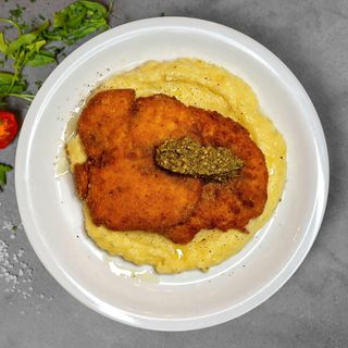 Schnitzel de Pui cu Piure de Cartofi si Sos pesto