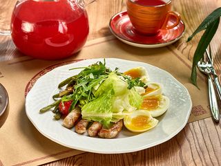 Ковбаски зі свинини зі спаржею, томатами та яйцем (300g)