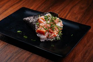 Salmão Fritar Temaki(2 peças)