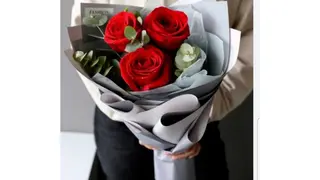 წითელი ვარდი 3ცალი ნაცრისფრრი შეფუთვით