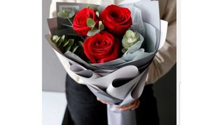 წითელი ვარდი 3ცალი ნაცრისფრრი შეფუთვით