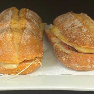 Bocadillo Caliente De Pollo Y Queso