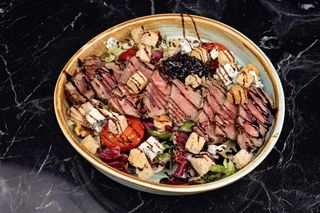 Salată Uptown cu mușchi de vită