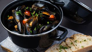 Midii în sos de vin