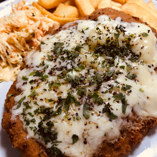 KOTLET SCHABOWY ZAPIEKANY / SER / GRUBE FRYTKI / SURÓWKA