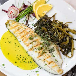 Filetto di branzino su crema di patate e friarielli