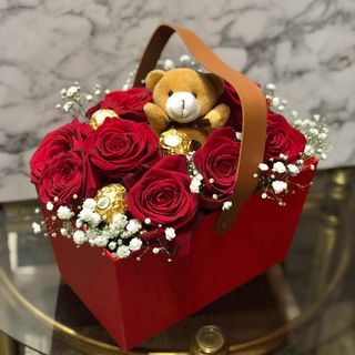 Korpica mix boje, 9 crvenih ruža, Ferrero/ Raffaello kuglice, medo