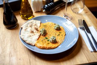 Humus cu alune si telemea