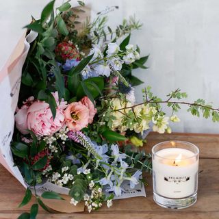 Ramo de temporada con vela de jazmín