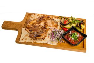 Пилешка пържола от бутче с гарнитура печени зеленчуци (450г)