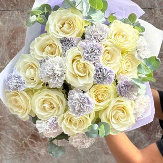 Rosas blancas y claveles lavanda ( 12 y 12 )