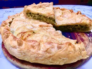 Torta salata di scarola, acciughe e olive