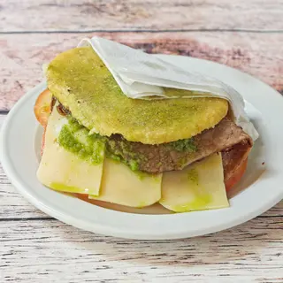 Arepa de mechada y queso amarillo